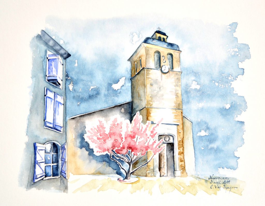 Aquarelles du Béarn, Navarrenx, ke ciocher de l'église Saint-Germain. Au pied, un arbre en fleurs roses. En premier plan, sur la gauche, la fin du mur d'une maison avec une colonne de 3 fenêtres bleues dont celle du bas a les volets ouverts.