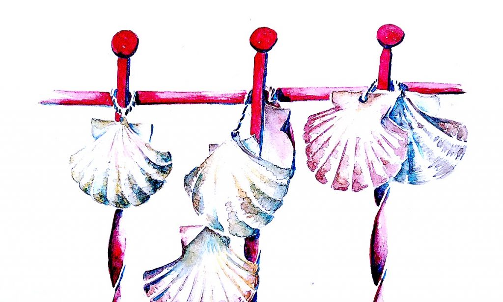 Aquarelles sur le chemin : portail de l'association les Amis du Chemin de Saint-Jacques dans les Pyrénées-Atlantiques. Il est rouge en fer forgé. Des coquilles pendent.