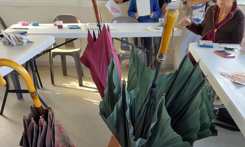 ateliers aquarelle : en salle à Lescar, peindre un parapluie et retranscrire le jeu du tissus