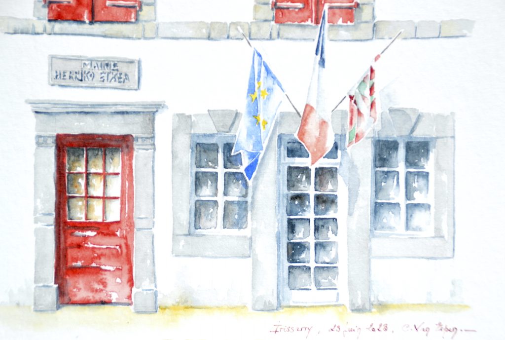 Aquarelles du Pays Basque : Hôtel de ville, Irissarry, détail de la façade peint à l'aquarelle avec la porte d'entrée et les 3 drapeaux audessus : Europe, France et Pays Basque