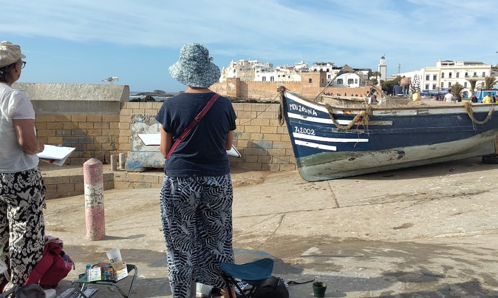 Stage à Essaouira : deux aquarellistes debout, face à la Médina de Essaouira.