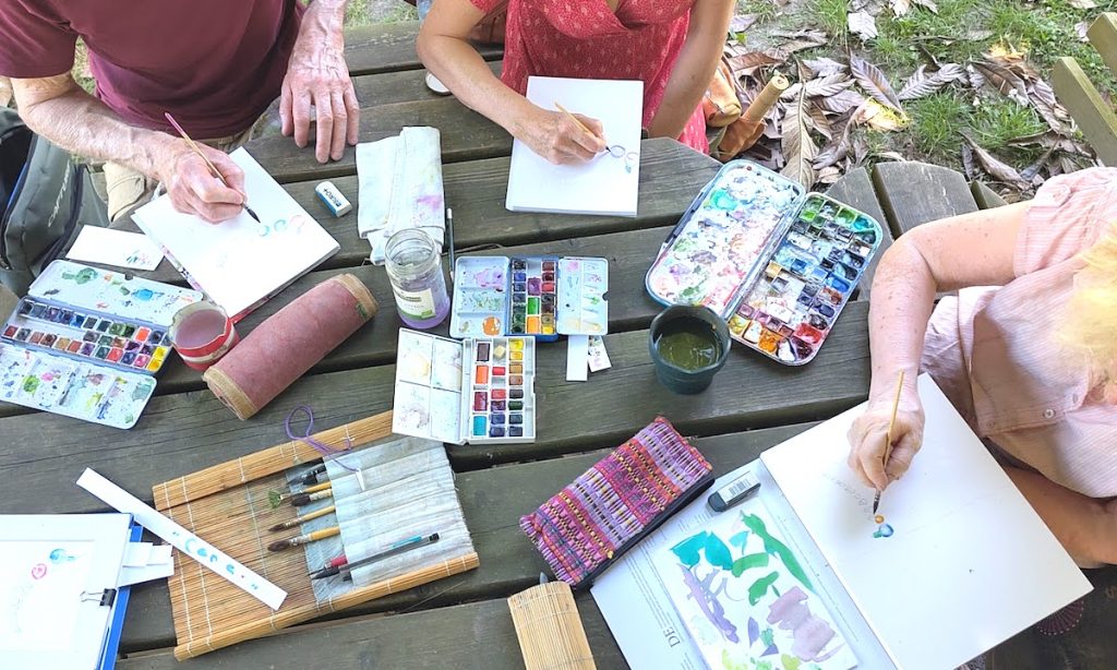 Atelier aquarelle en extérieur dans le parc de la sucurssale, MJC Berlioz, le sujet du jour : une guirlande d'ampoules