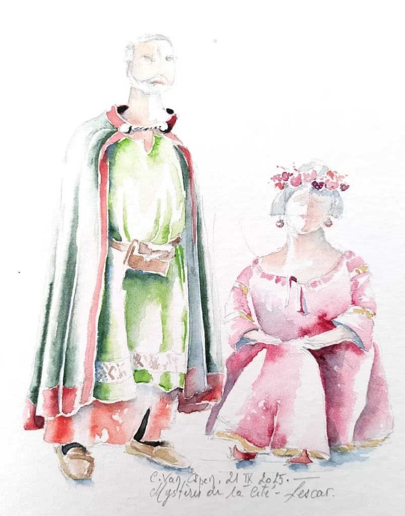 Mysteres de la Cité-1 : Couple en costume médiéval, à gauche l'homme est debout, vêtu d'une tunique longue vert pré. Sur ses épaules une longue cape vert sapin aux bordures rouge foncé. Sous la tunique dépasse une robe rouge vif. A droite, assise, la dame porte un couronne de fleurs . Elle a de grosses boucles d'oreilles pendantes et elle est vêtue d'une robe épaisse. Tout est dans des tonalités de rose sauf ses chausses, rouge foncé.