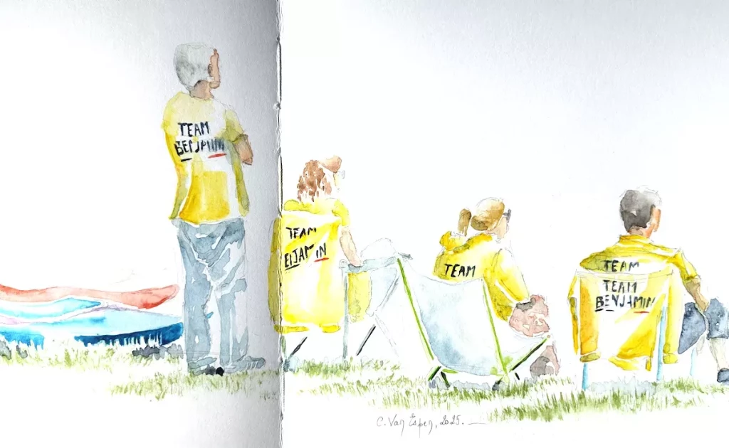 Portrait Coupe du monde de Canoe-Kayak, de dos la team Benjamin, toute de jaune vêtue : de gauche à droite, deux canoe , un homme debout et 3 personnes assises dans des fauteuils pliants.