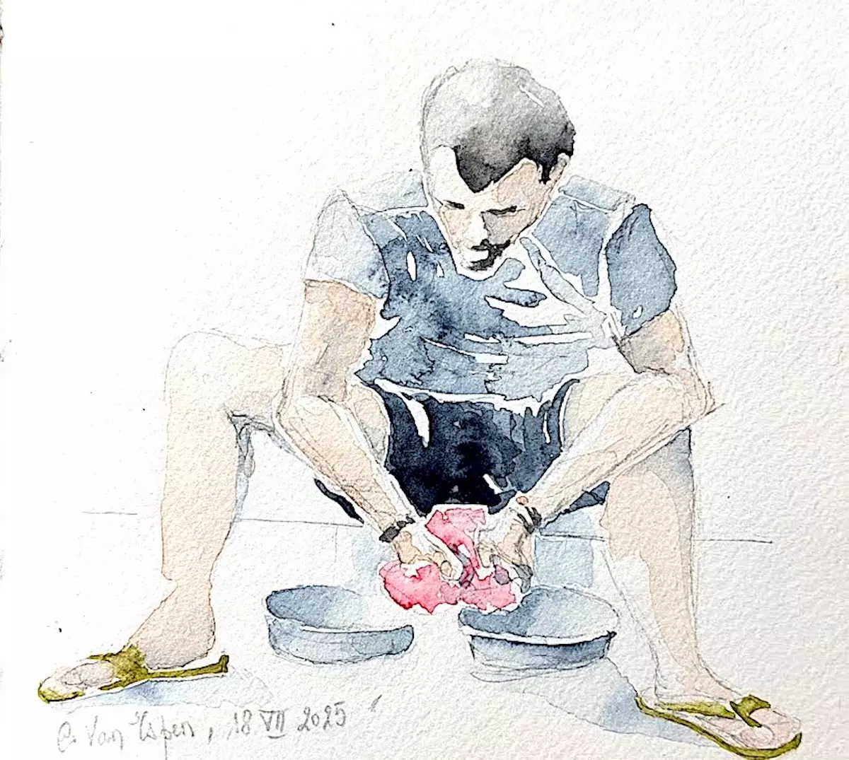 Portrait événementiel : Portrait de pèlerin, réalisé au Refuge Saint-Jacques de Bayonne en juillet 2025. Assis, un homme, brun avec une petite barbe, lave son linge. Les jambes écartées, il a disposé deux bassines entres-elles. Il est penché au dessus. Ses mains frottent un linge rouge. Il porte un short et un teeshirt sombres. A ses pieds, des claquettes vertes.